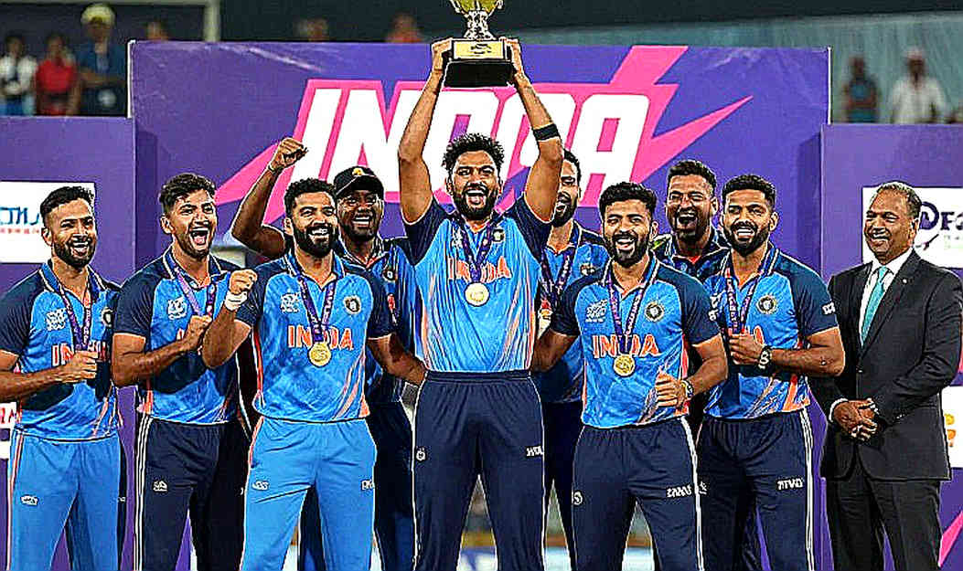 মাথার মুকুট নামল চূড়ায়: হারমানপ্রীতের ইস্তফা, আর যে নামটি BCCI লিখল না